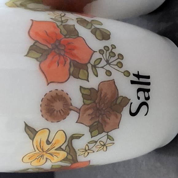 VGT, Mid-century Corelle Milk Glass Salt&Pepper Shakers,Meadow Pattern. - Picture 5 of 9